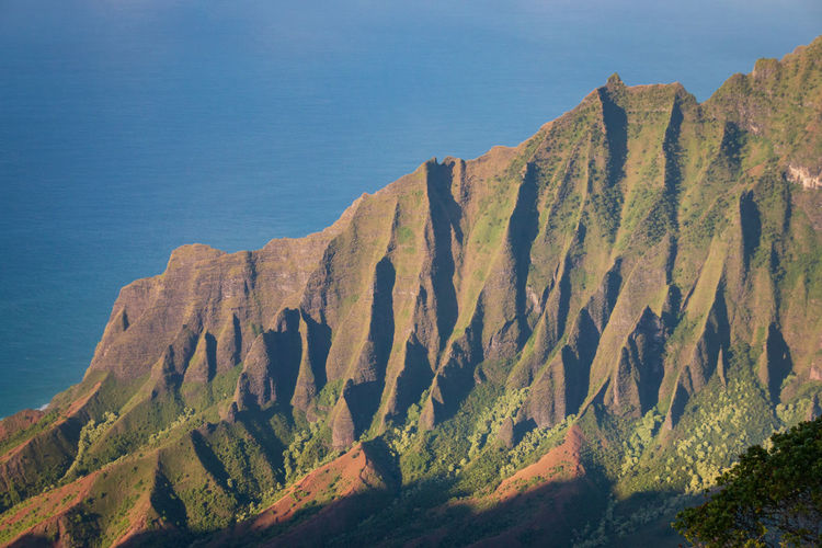 Close-up of na pali coast ridge seen from kalalau lookout, kauai, hawaii, against sea
