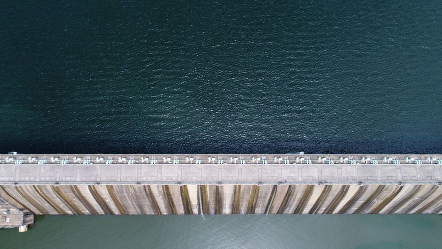 HIGH ANGLE VIEW OF DAM ON TABLE AGAINST WALL