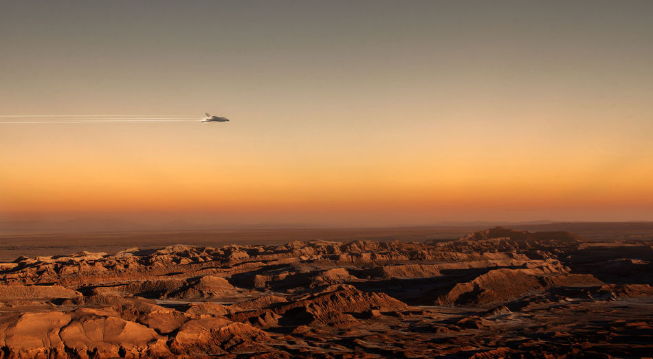 Spaceship flying over planet mars. mission to mars