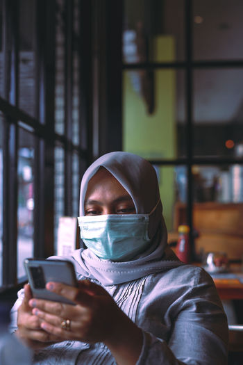 Woman wearing mask in the cafe