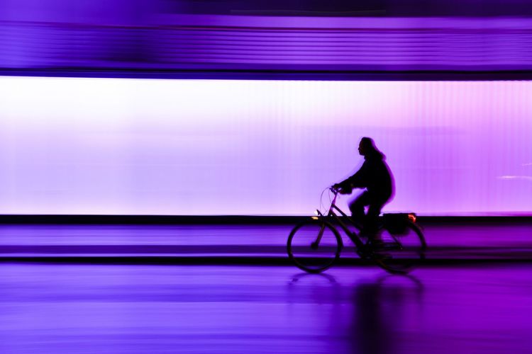 SIDE VIEW OF SILHOUETTE MAN AGAINST ILLUMINATED LIGHT