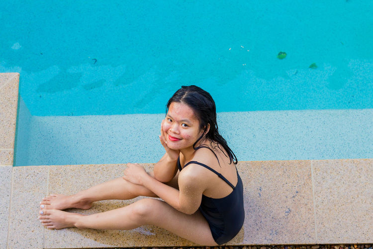 Portrait of a smiling young woman in swimming pool
