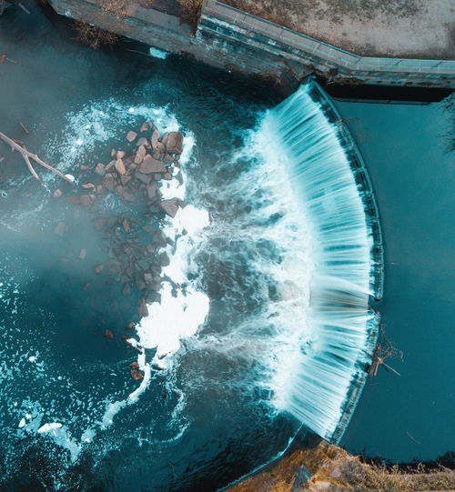 HIGH ANGLE VIEW OF SWIMMING UNDERWATER