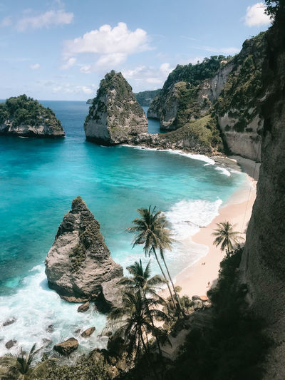 Panoramic view of a beautiful tropical sunny day diamond beach in nusa penida island bali, indonesia