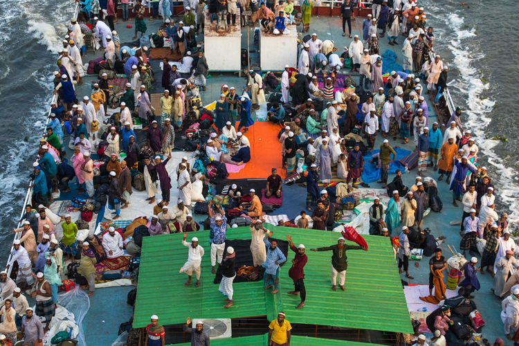 Mass people back home by launch from yearly muslim charmonai congress. 