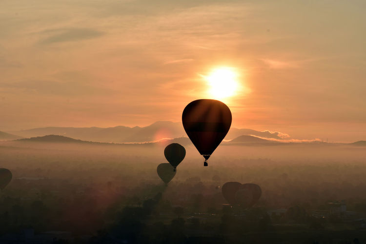 Hot air balloons floating at dawn over san juan teotihuacan, méxico.