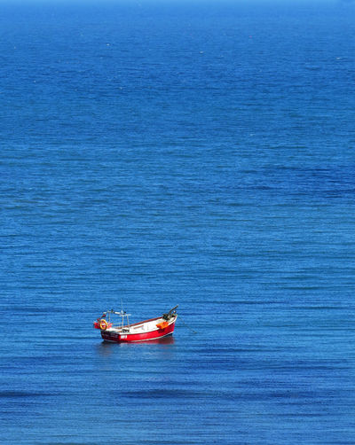Lone boat in sea