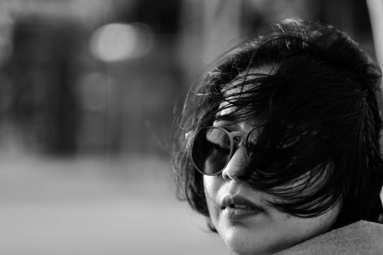 Girl with sunglasses in black and white tones