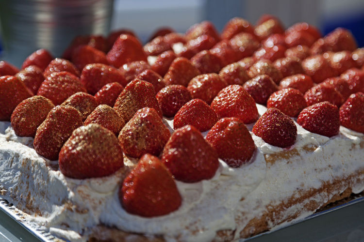 Strawberry cake for midsummer with golden sprinkles