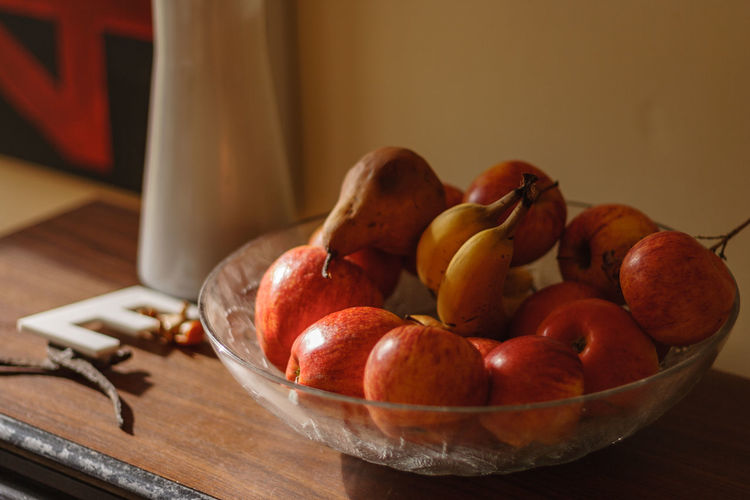 Close-up of apples in bowl on table