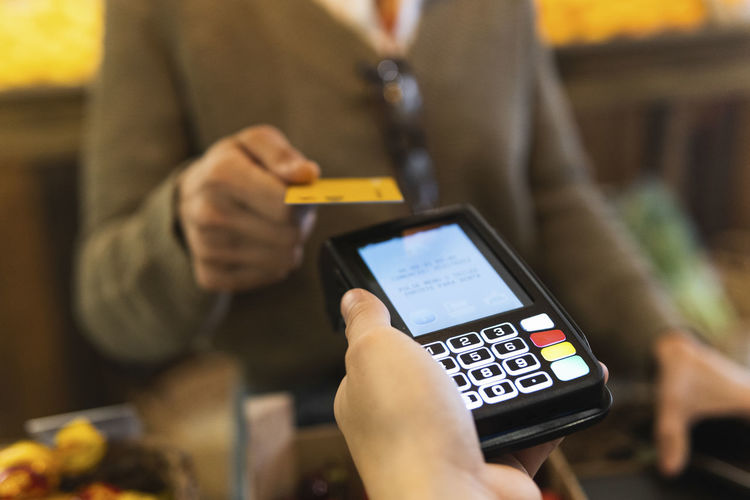 Woman paying bill through credit card at supermarket