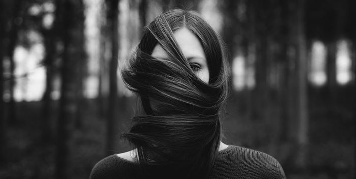 CLOSE-UP OF WOMAN WITH HAIR ON TREE
