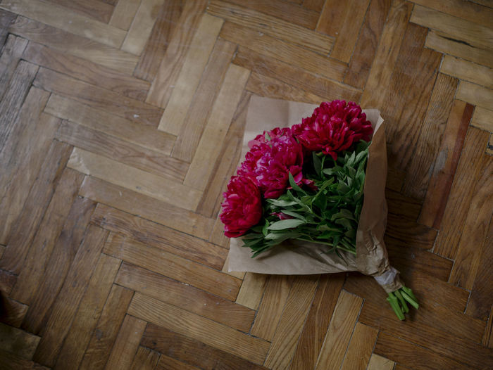 High angle view of rose bouquet on hardwood floor