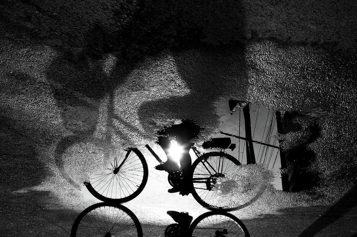HIGH ANGLE VIEW OF BICYCLE ON ILLUMINATED STREET