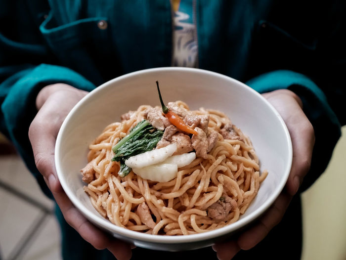 Close-up of hand holding noodles