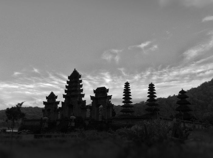 Pura ulun danu bratan temple against sky