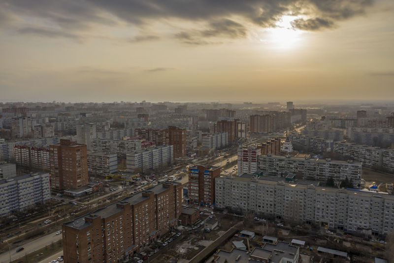 Sunset over the city of togliatti overlooking the avtozavodsky district. photo from a quadcopter