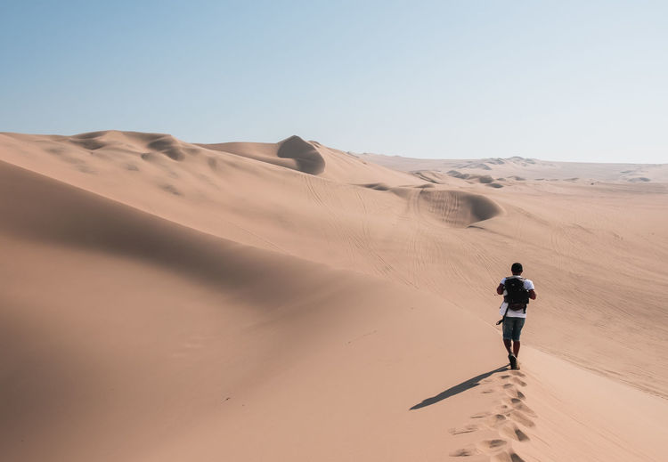 Wandering through the massive dune crests of ica