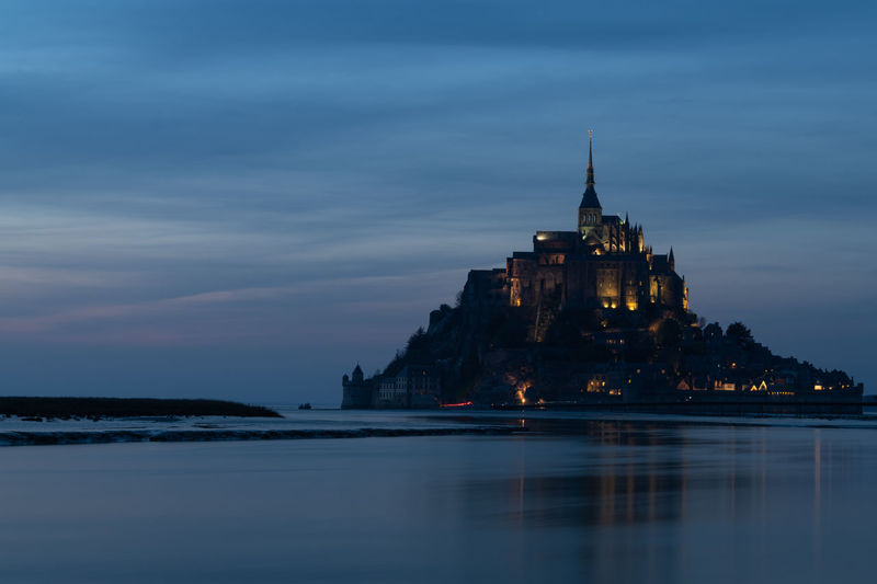 Le mont-saint-michel in the night.