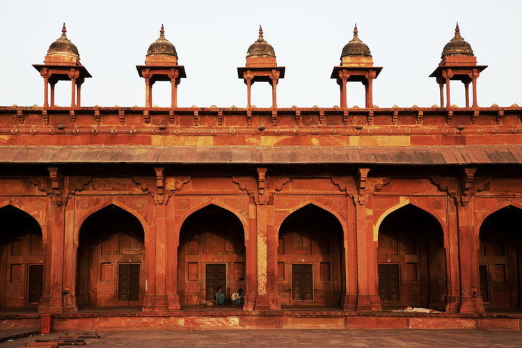 Surrounding wall of jama masjid against clear sky