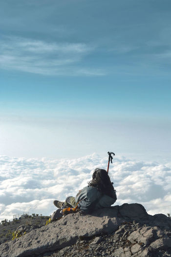 Relax at the top with a view of the sea of clouds