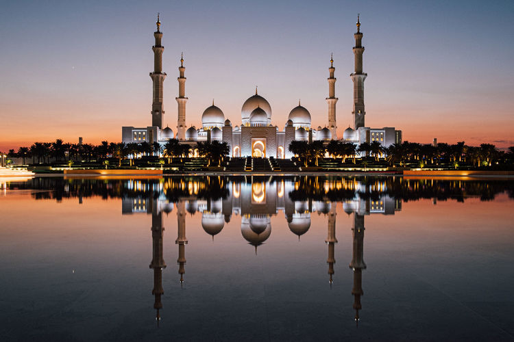 Sheikh zayed grand mosque at dusk
