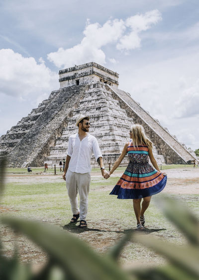 A couple at the famous chichen itza.
