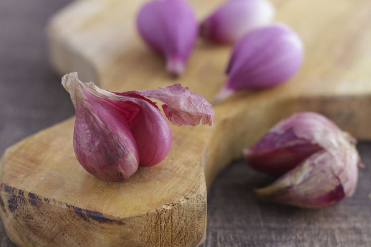 Close-up of garlic on cutting board on table