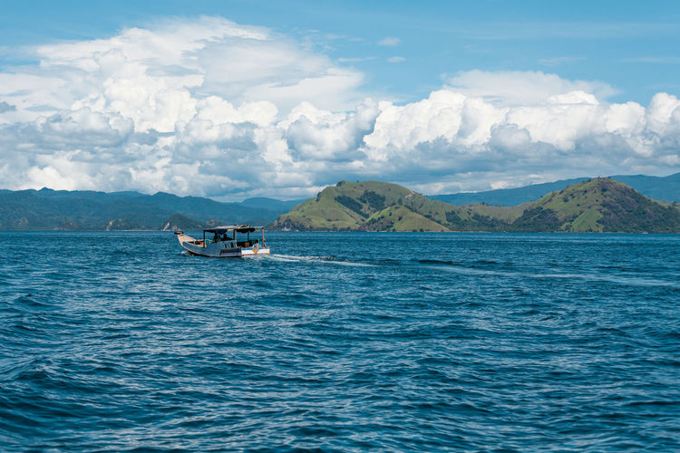 A boat at full speed on its way to padar island