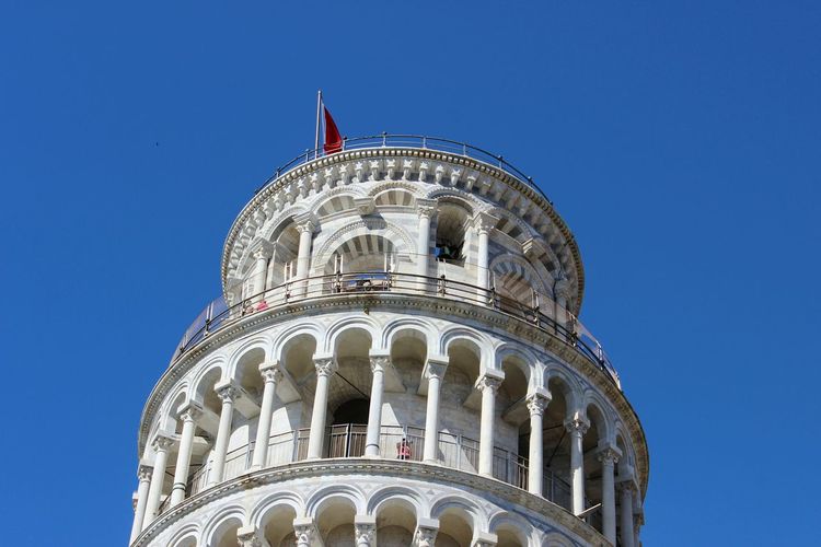 Leaning tower of pisa against clear blue sky