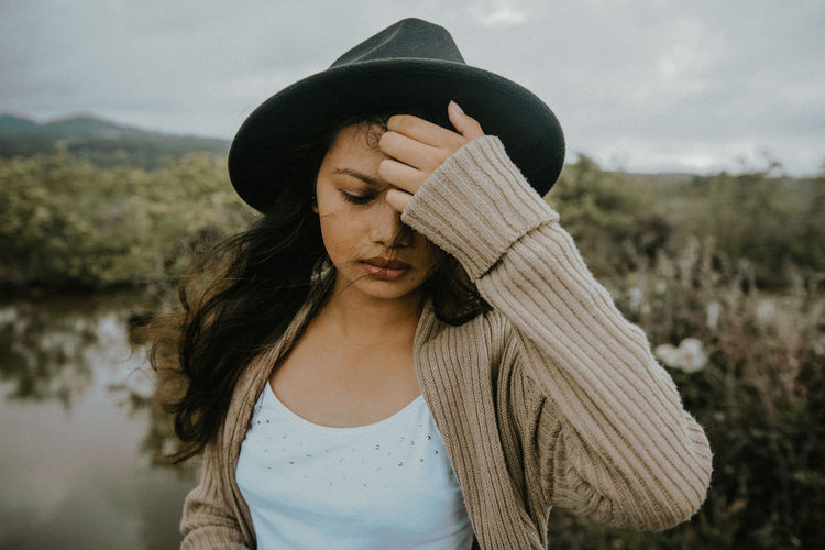 Beauty Day Hat Looking Down One Person One Young Woman Only Portrait Young Women Sommergefühle