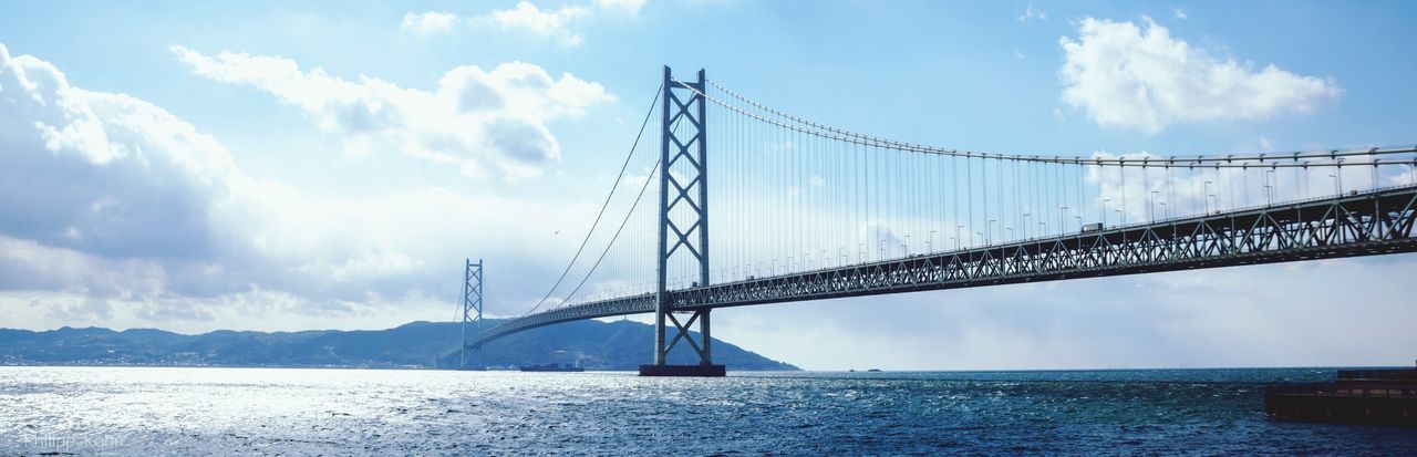 Akashi kaikyo bridge over sea against sky
