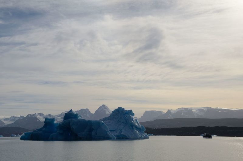 Icebergs on lake argentino, a sunny autumn afternoon, santa cruz province, argentino. 3