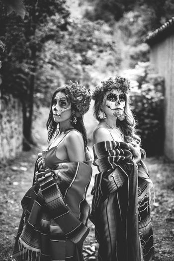 Portrait of young womans of méxico outdoors in bw