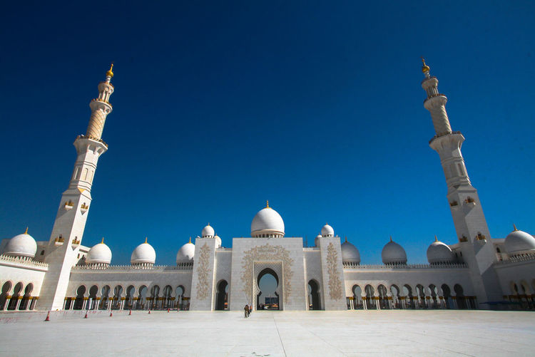 The sheikh zayed grand mosque abu dhabi with blue sky