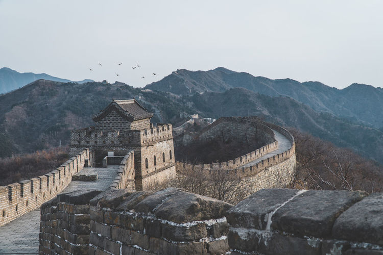 Great wall of china on mountains against sky