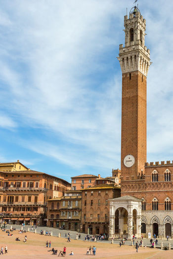 Piazza del campo with palazzo pubblico and torre del mangia bell tower in siena, italy