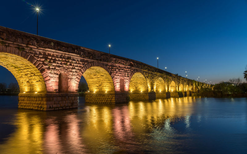 Night view of roman bridge of merida, extremadura. spain