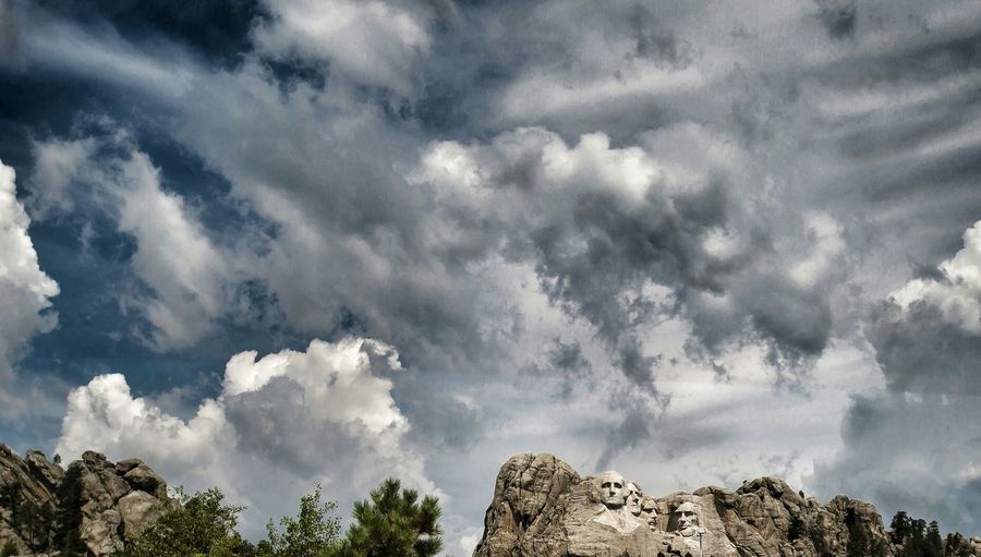 View of mount rushmore against cloudy sky