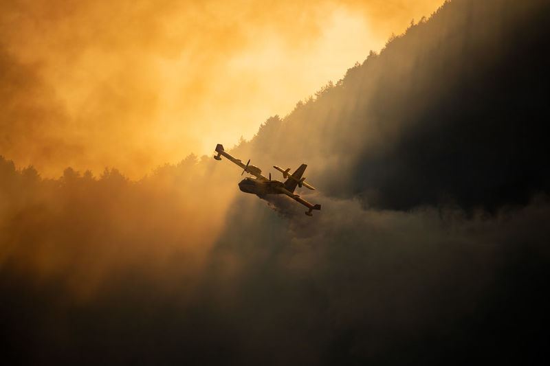 Wildfire lago di garda, italy
firefighter plane extuinguishing wildfire