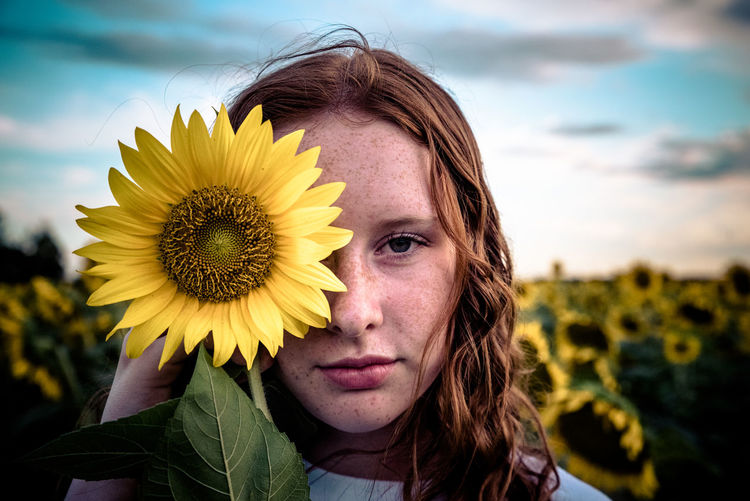 Close-up portrait of sunflower