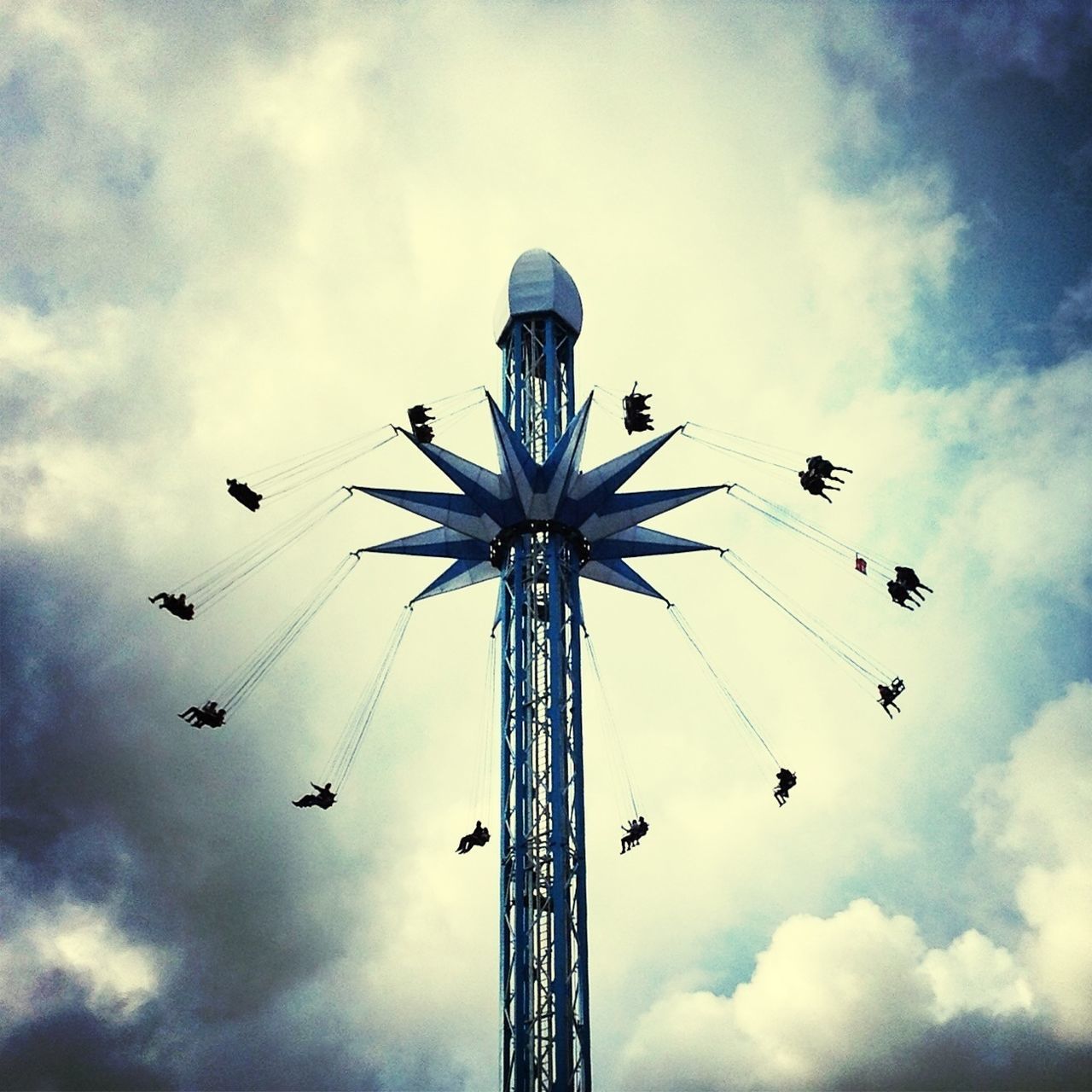 LOW ANGLE VIEW OF FERRIS WHEEL AND FERRIS WHEEL AGAINST CLOUDY SKY