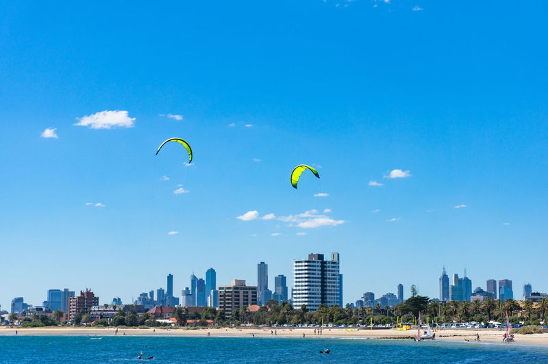 Picturesque melbourne cityscape with kite surfers on st kilda beach. melbourne, australia