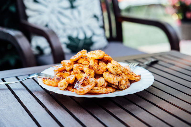 Grilled shrimps or prawns on plate on the terrace outdoors. grilled seafood for picnic. grilling