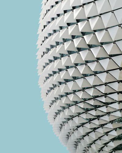 LOW ANGLE VIEW OF MODERN BUILDING AGAINST SKY