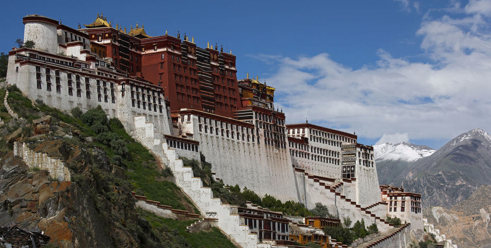 The potala palace in lhasa / tibet