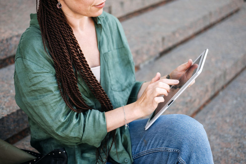 Earn extra money, side hustle, money making, gig economy, hustling, digital nomad. side jobs to