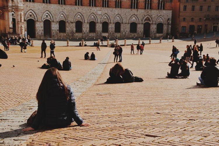 People at piazza del campo