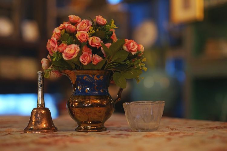 Close-up of rose bouquet in glass vase on table