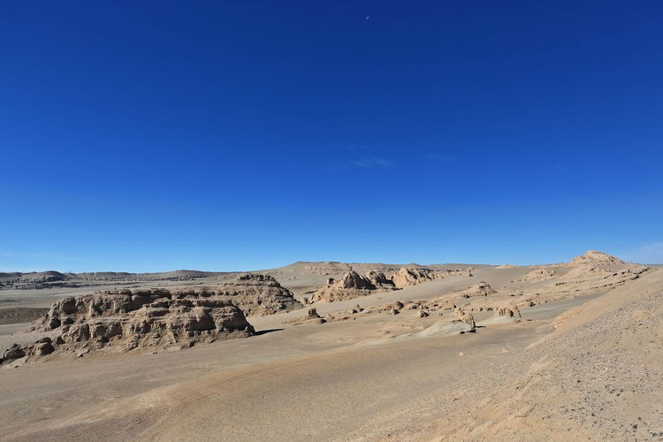 0537 nw-se alignment of yardang landforms carved by wind erosion. qaidam basin desert-qinghai-china.